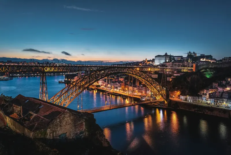 Puente Dom Luís I sobre el Duero al anochecer, Porto